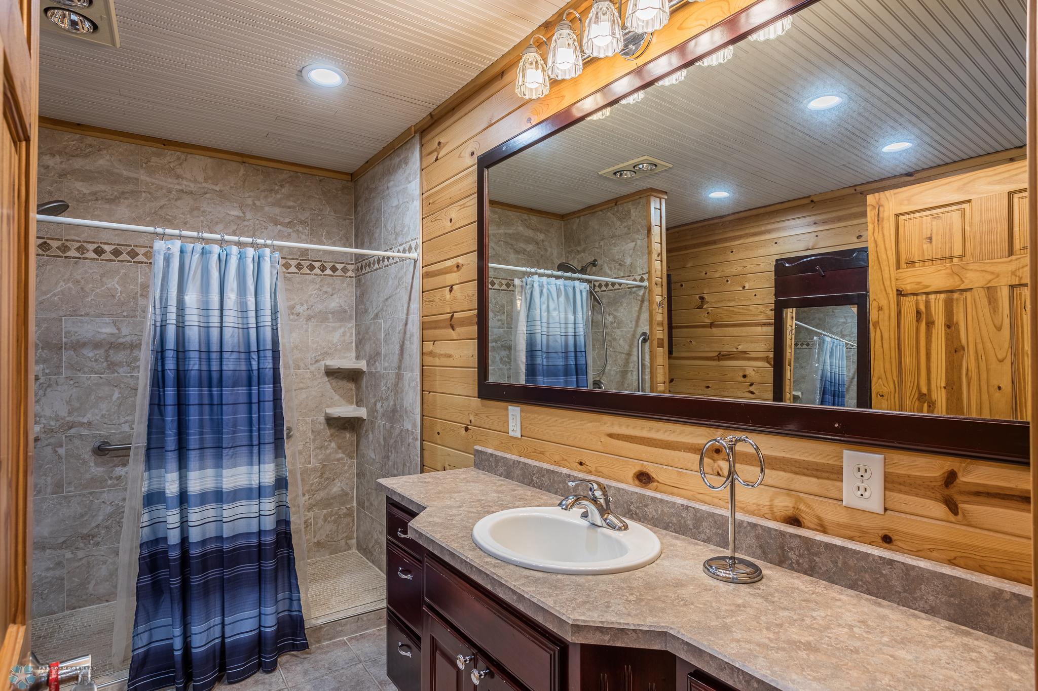 Main floor bath.jpg