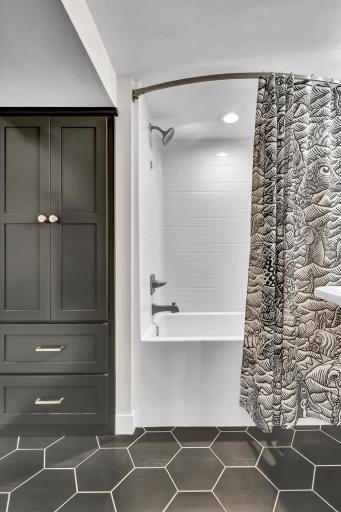 Tub/shower & more storage