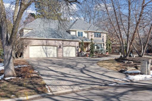 Paver driveway, circled for easy in & out