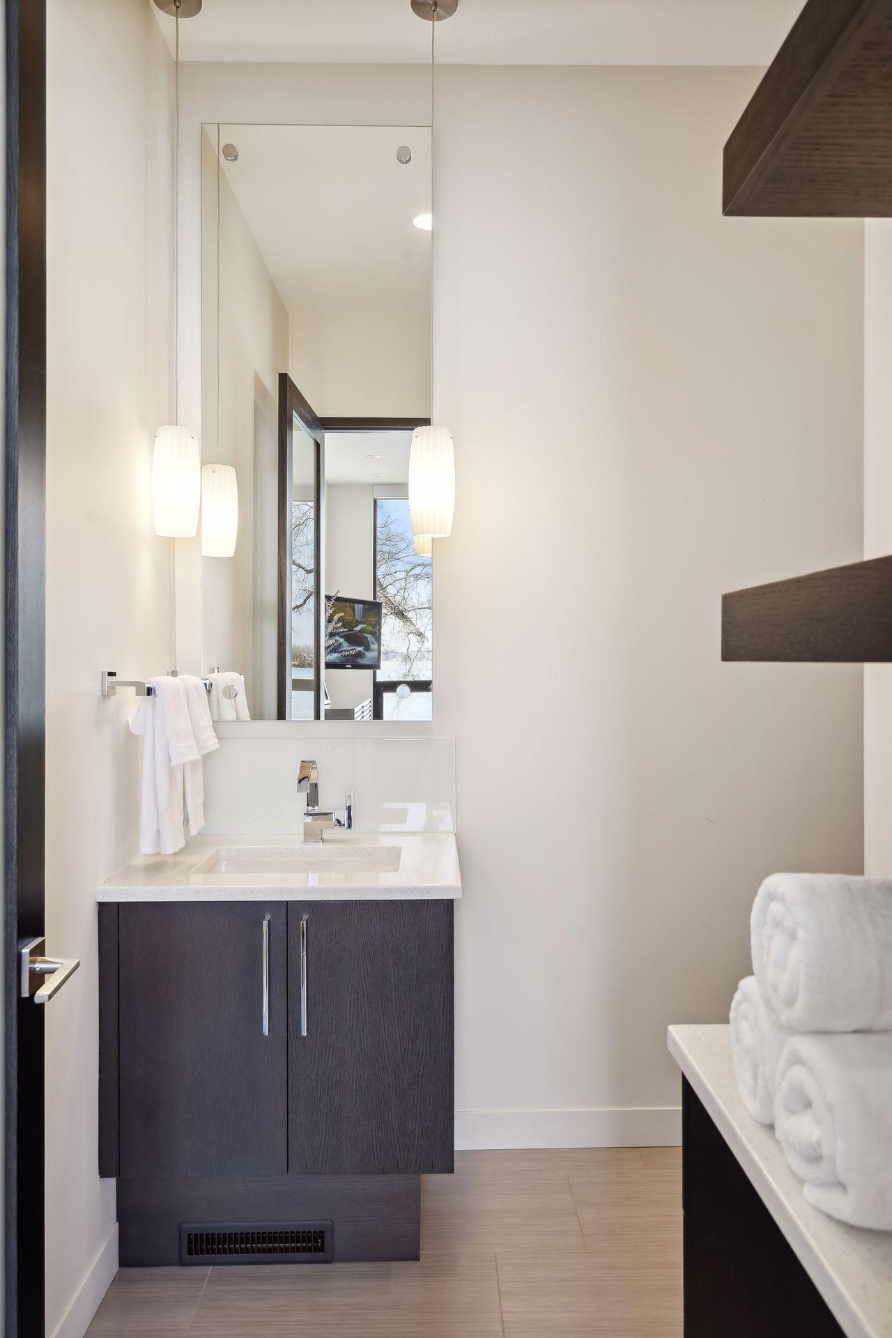 Ensuite full bath for bedroom #2