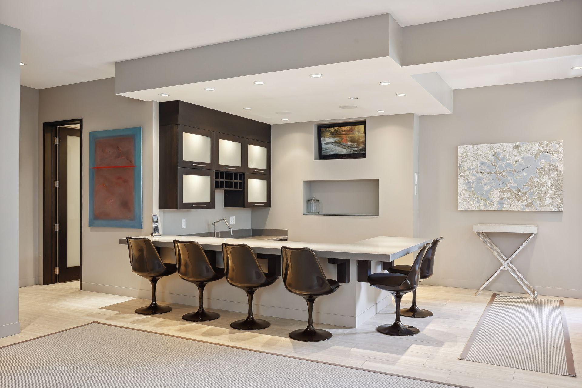 Lower level step down bar