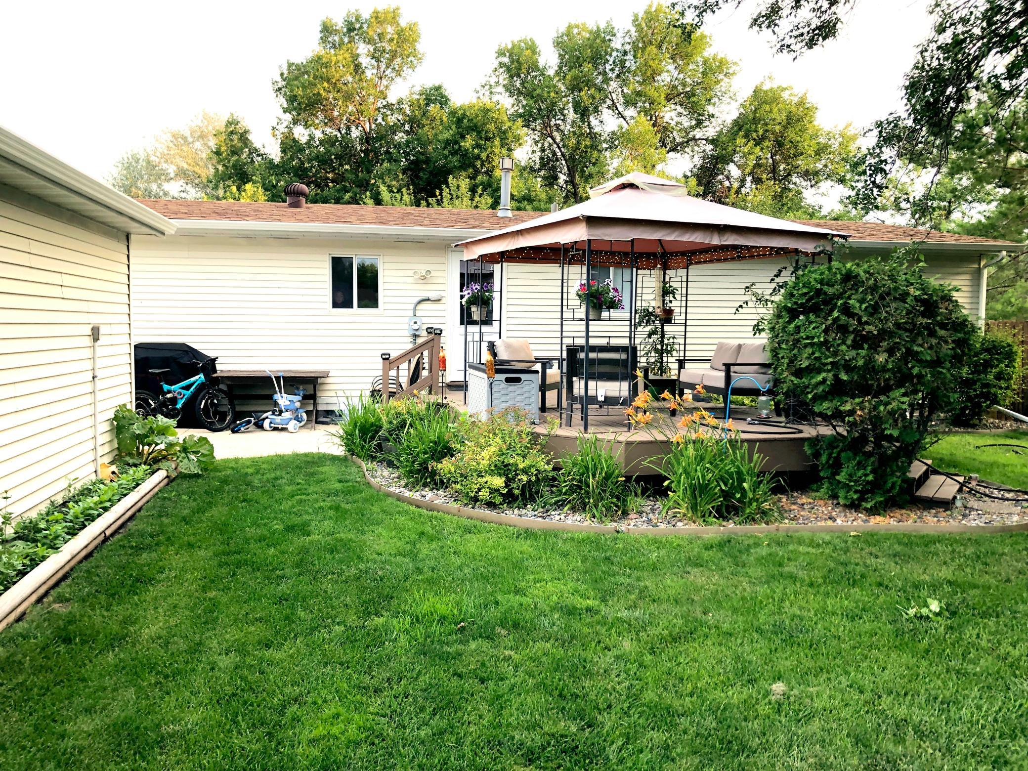 lg yard w/plush grass & gazebo