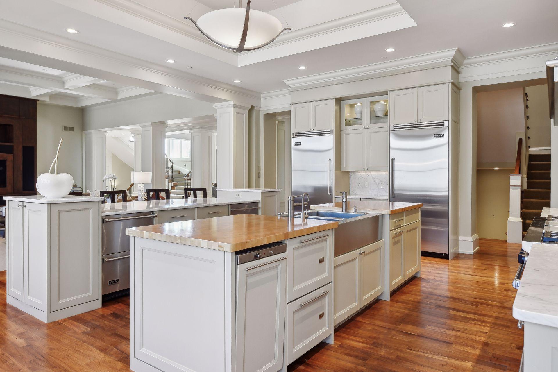 Dual sinks, island, Viking commerical full fridge and full freezer