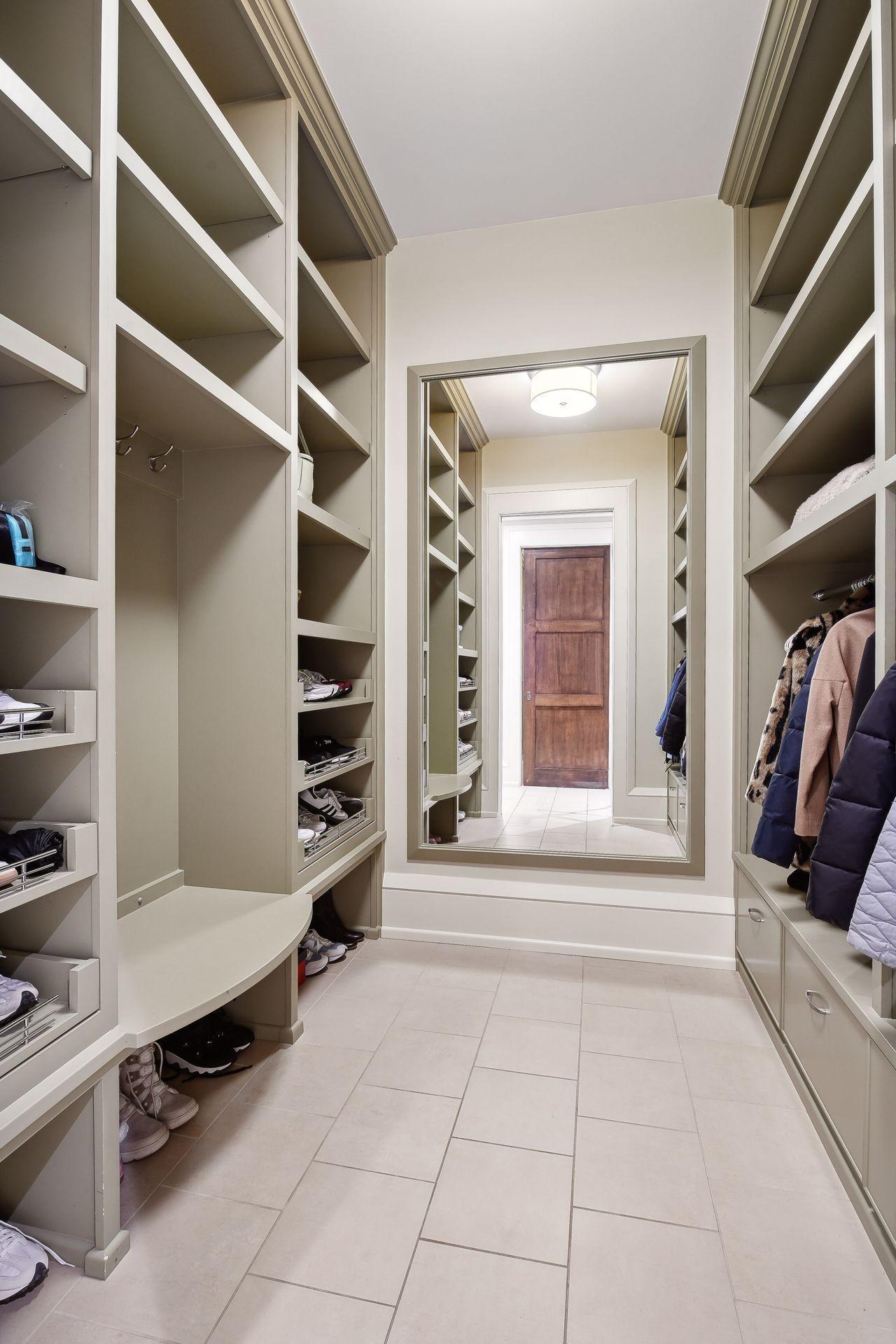 Each side has full size mud rooms (2)