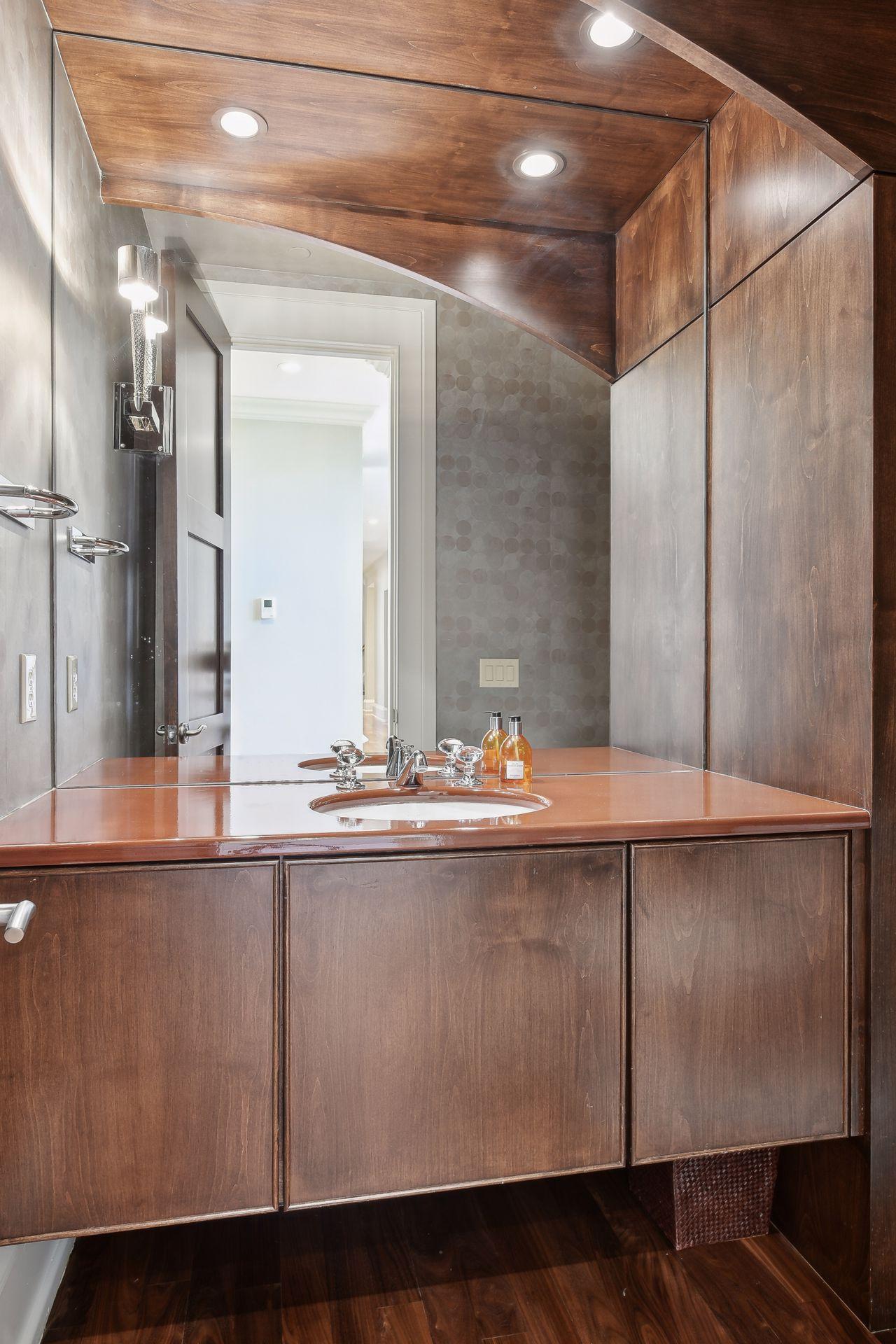 Beautiful sleek baths 2 on main