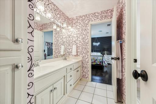 8659 Sherwood Bluff, Eden Prairie, MN 55347