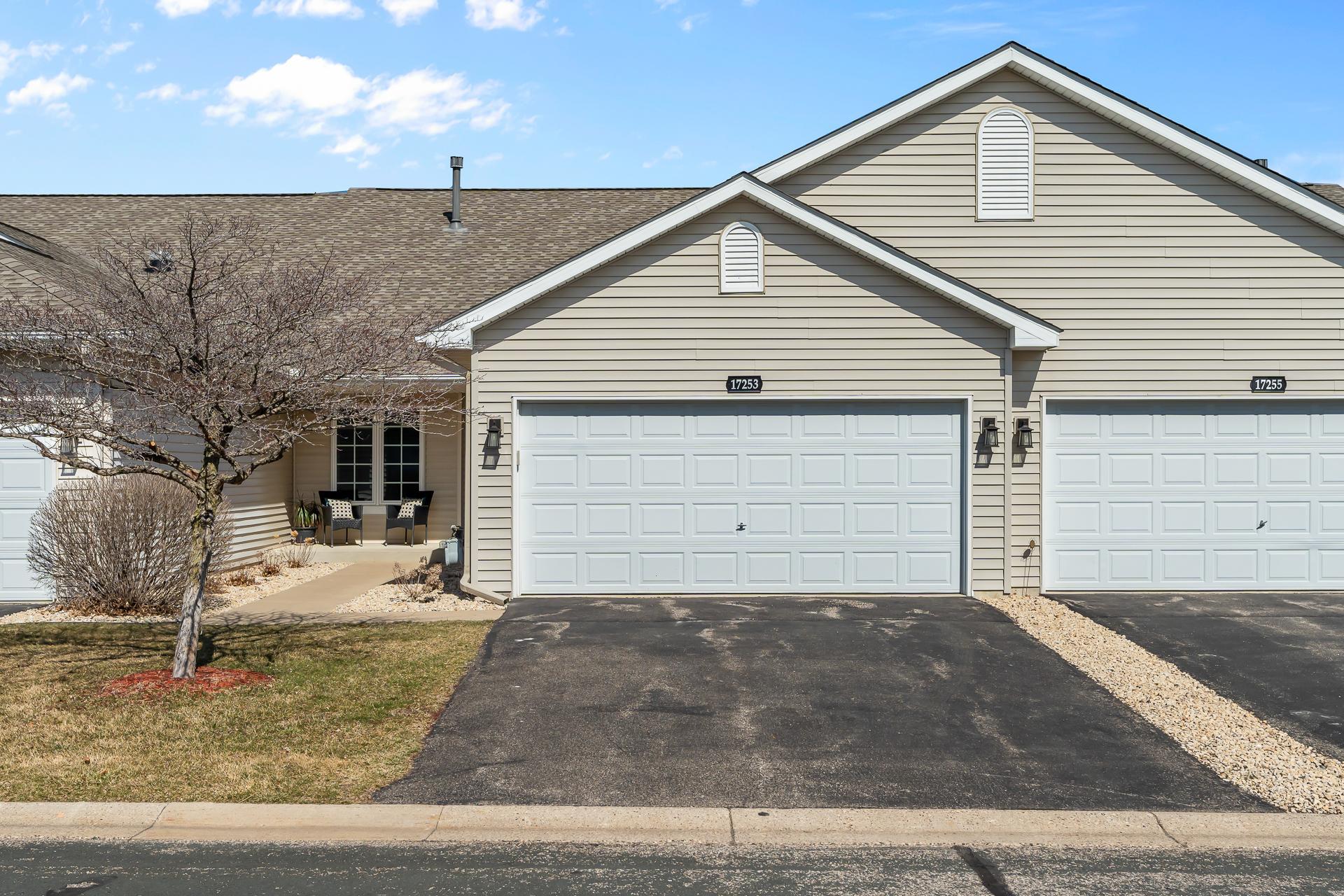 Don't miss out on this desirable Deerfield rambler style townhome!