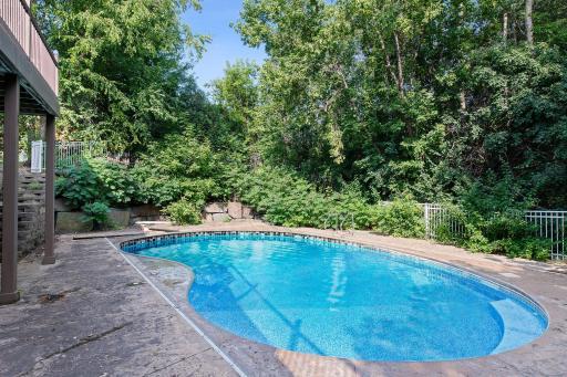 Enjoy proximity to Arrowhead Lake, Creek Valley School Park, Bredesen Park, and easy highway access, providing endless opportunities for recreation and relaxation.