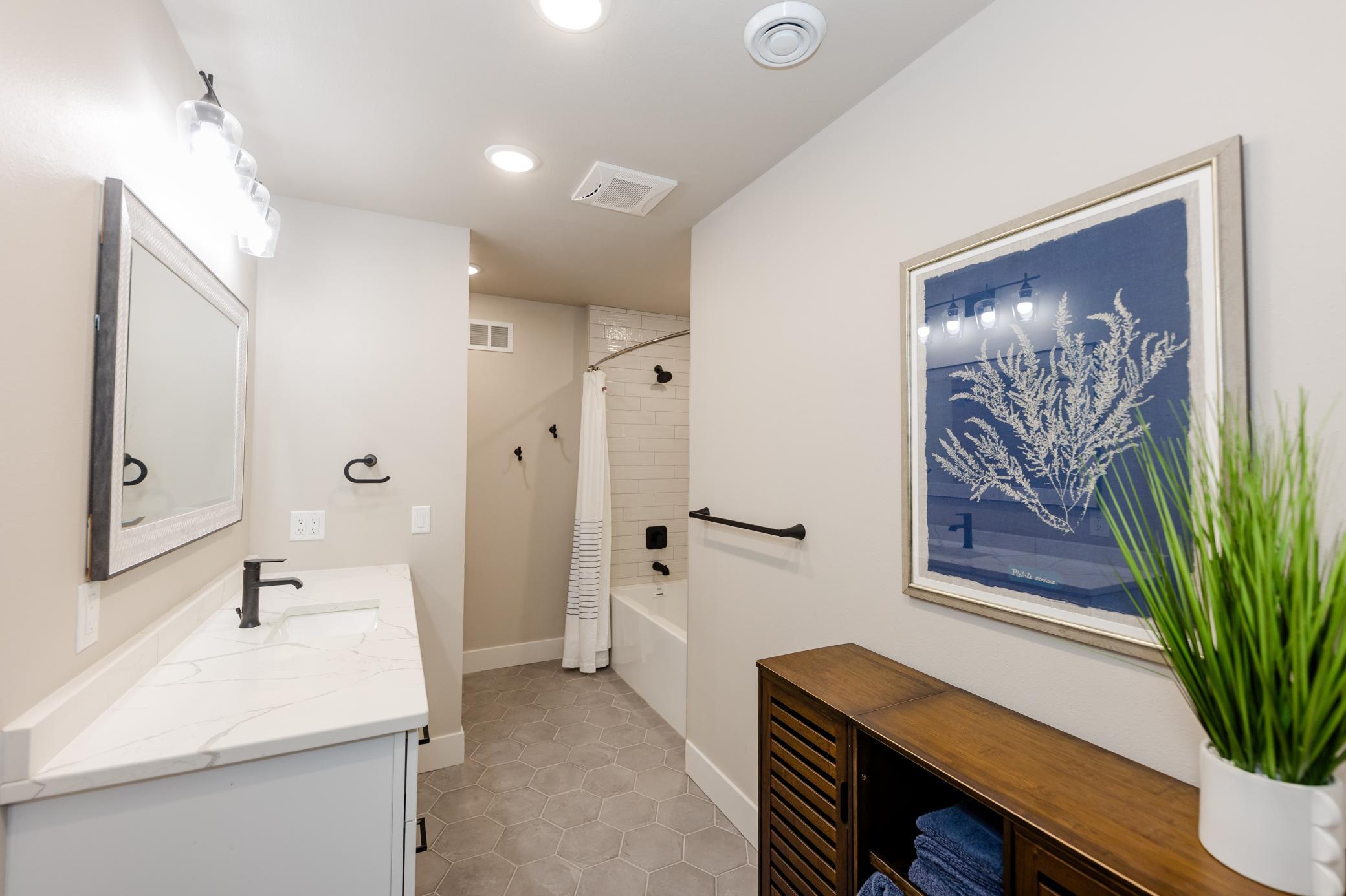 804 S Shore Dr Detroit Lakes, MN 56501-2-28.jpg