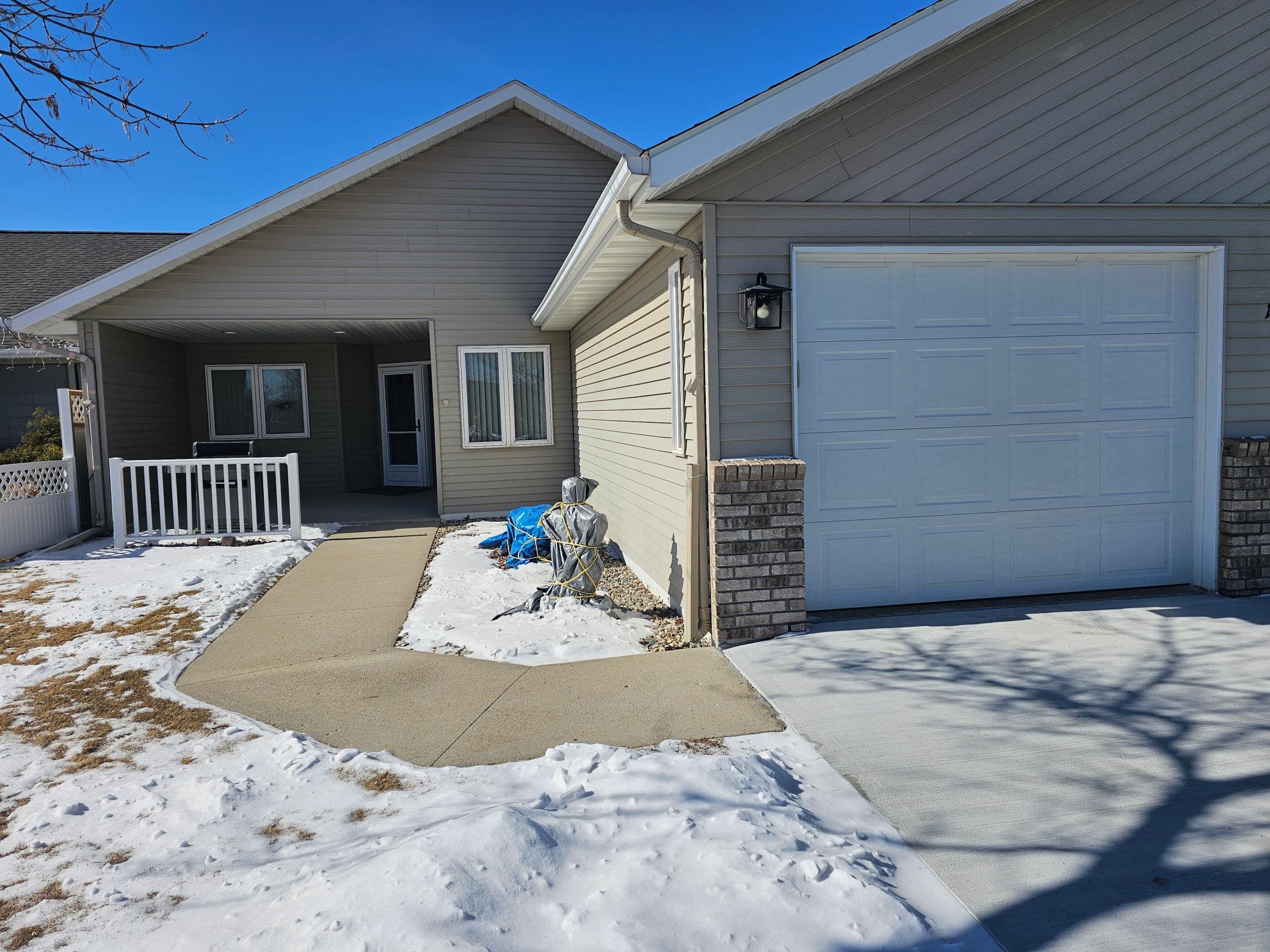 1821 Bridgeview.jpg