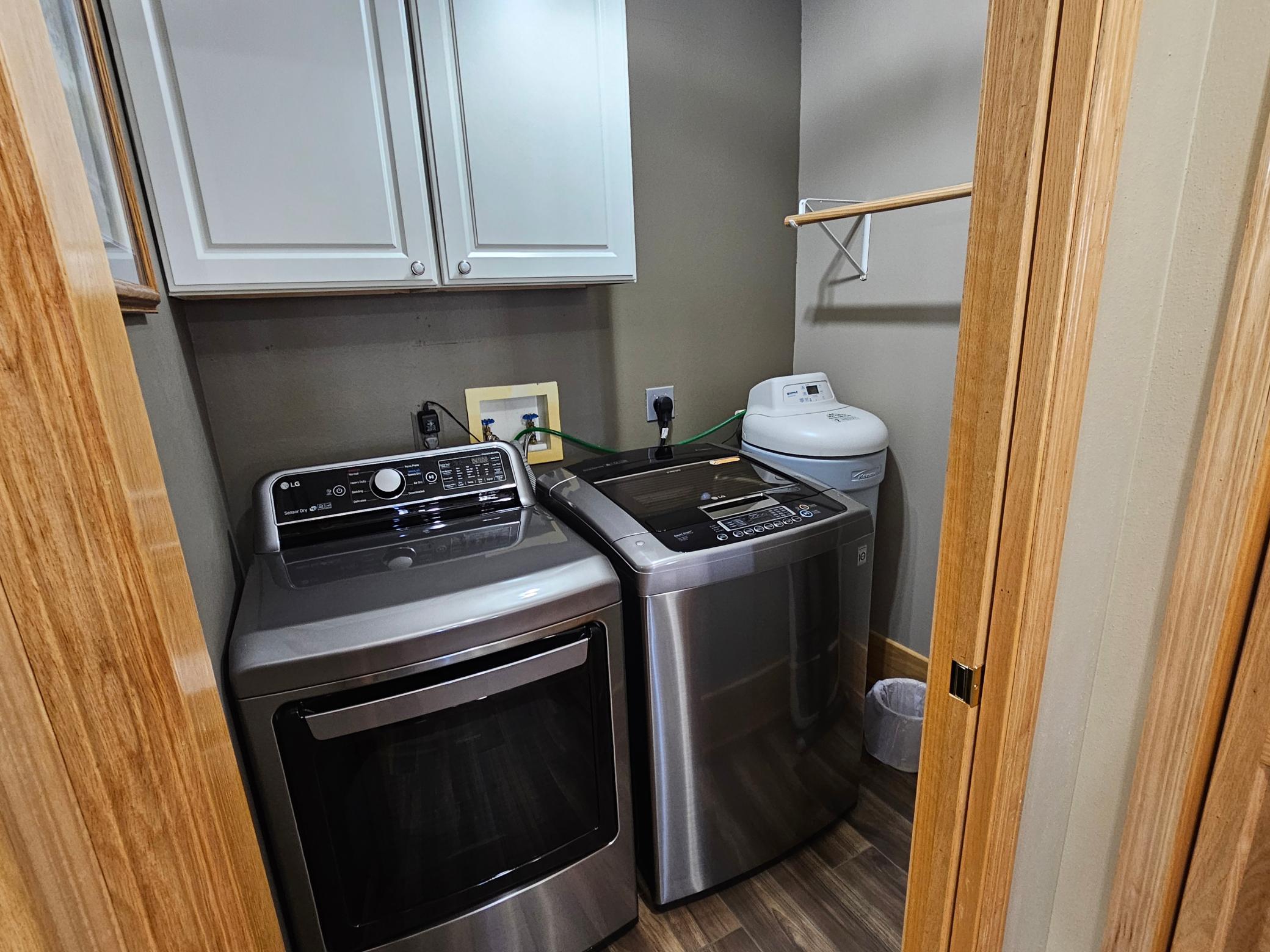 Laundry closet 1.jpg