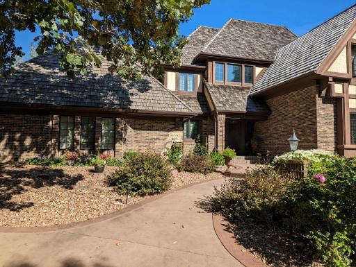 2800 Woods Trail N, Burnsville, MN 55306