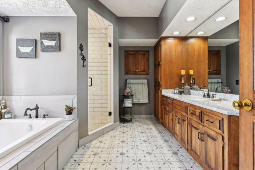 2800 Woods Trail N, Burnsville, MN 55306