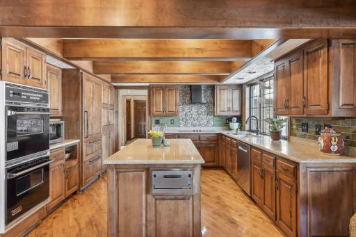 2800 Woods Trail N, Burnsville, MN 55306