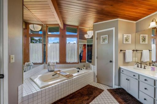 2 Martin Lane, North Oaks, MN 55127
