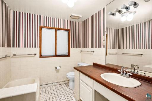 5918 London Road, Duluth, MN 55804