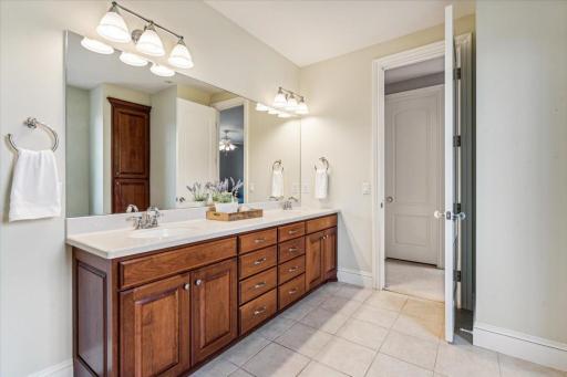 650 Hidden Creek Trail, Mendota Heights, MN 55118