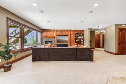 650 Hidden Creek Trail, Mendota Heights, MN 55118
