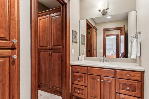 650 Hidden Creek Trail, Mendota Heights, MN 55118