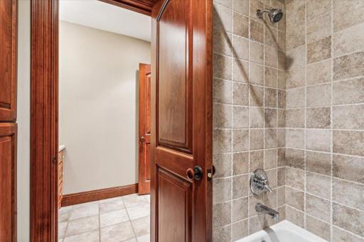 650 Hidden Creek Trail, Mendota Heights, MN 55118