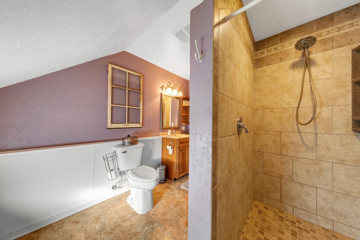 40 Bathroom.jpg