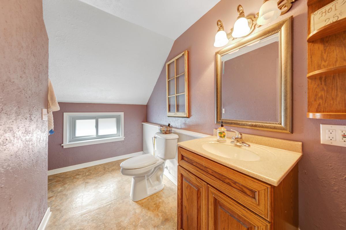 39 Bathroom.jpg