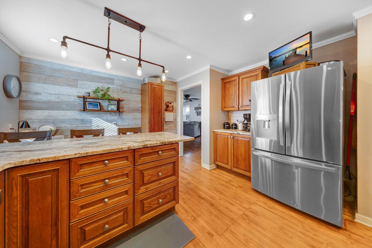 21 Kitchen.jpg