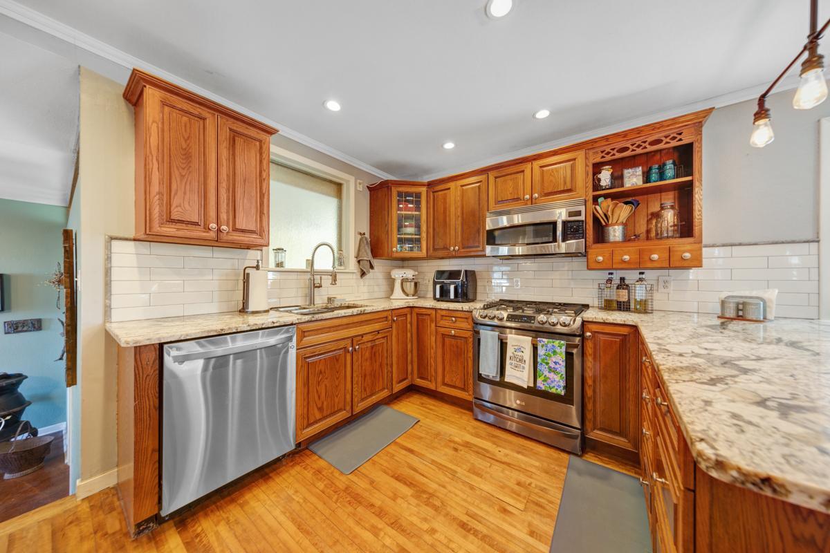 19 Kitchen.jpg