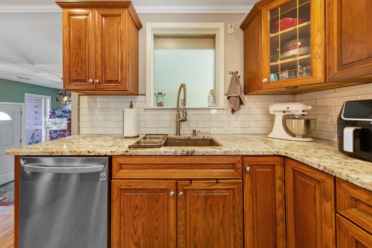 20 Kitchen.jpg