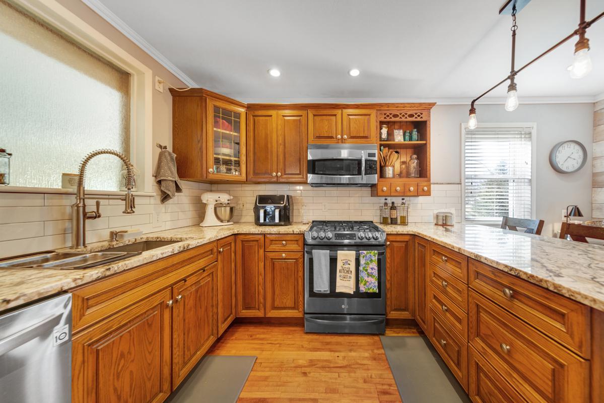 18 Kitchen.jpg