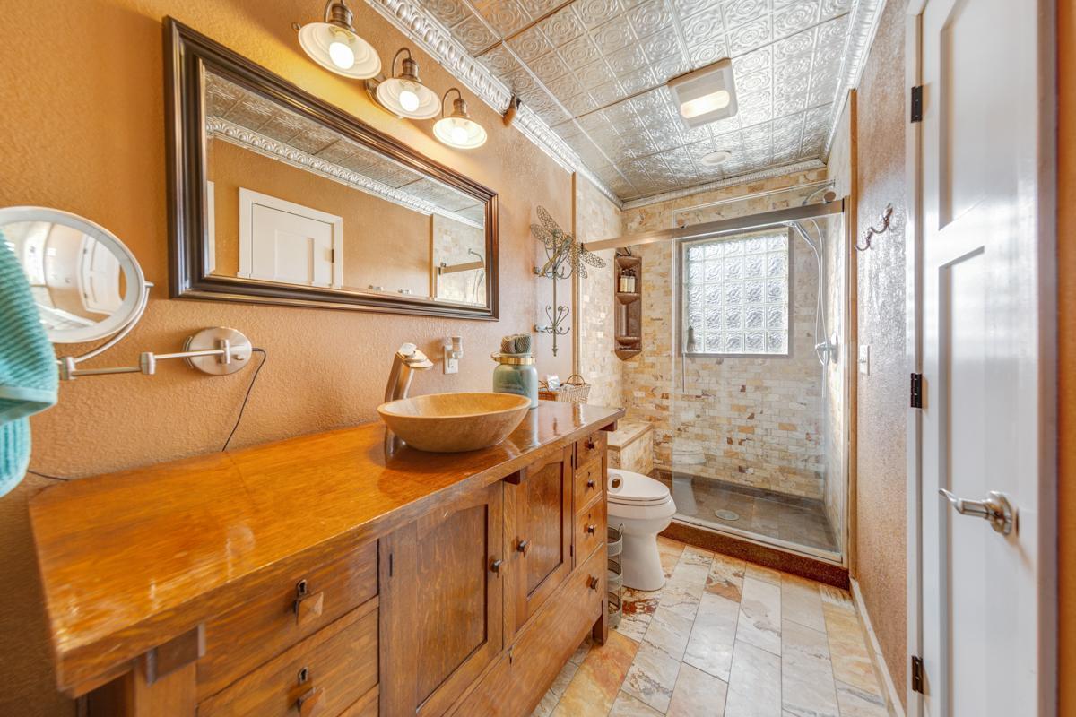 29 Bathroom.jpg