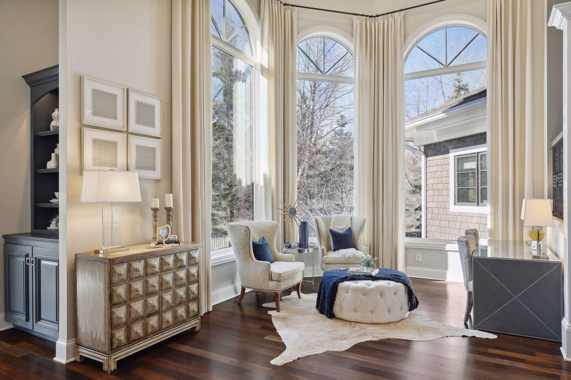 Sitting area, work space off kitchen