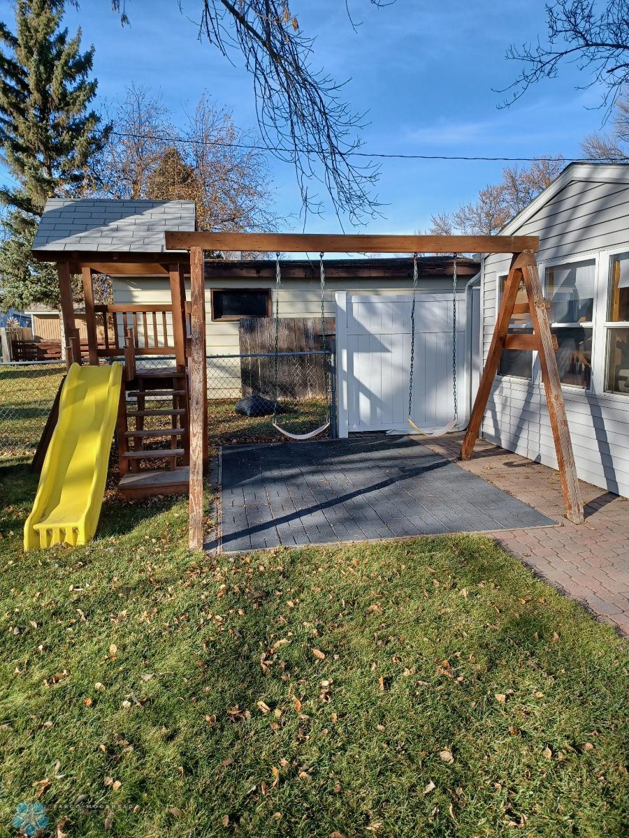 Children's play area with protective tile