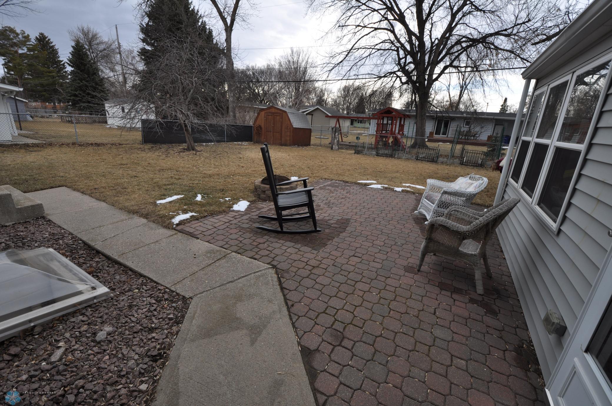 Paver patio with fire pit