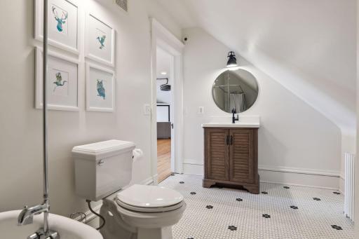 1811 Emerson Avenue S, Minneapolis, MN 55403