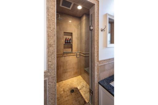 2732 Kenilworth Place, Minneapolis, MN 55405