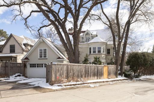 2732 Kenilworth Place, Minneapolis, MN 55405
