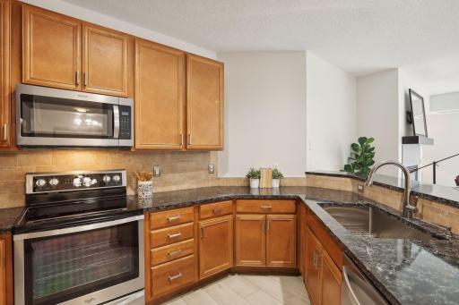 Newer Stainless appliances, gorgeous granite counters