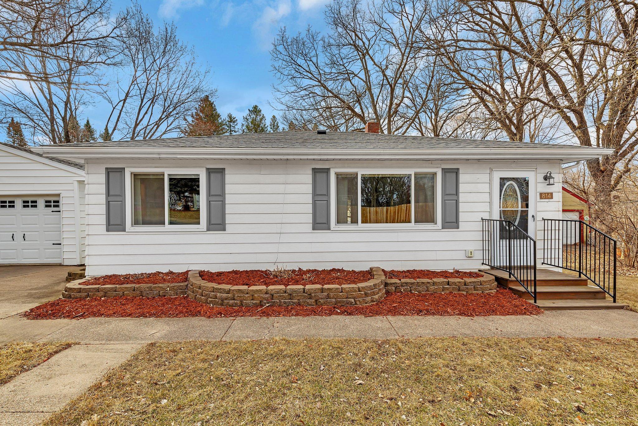 This clean rambler in the heart of Little Falls is waiting for you!