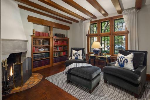 Indulge in the luxury of a main floor library. With the warm glow of natural light, this elegant space exudes an ambiance of refined relaxation. Adorned with rich hardwood flooring and custom built-in shelvshelving.