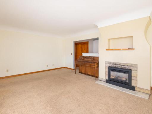 Spacious & bright main floor living room that flows nicely to the bedrooms and kitchen/dining areas.