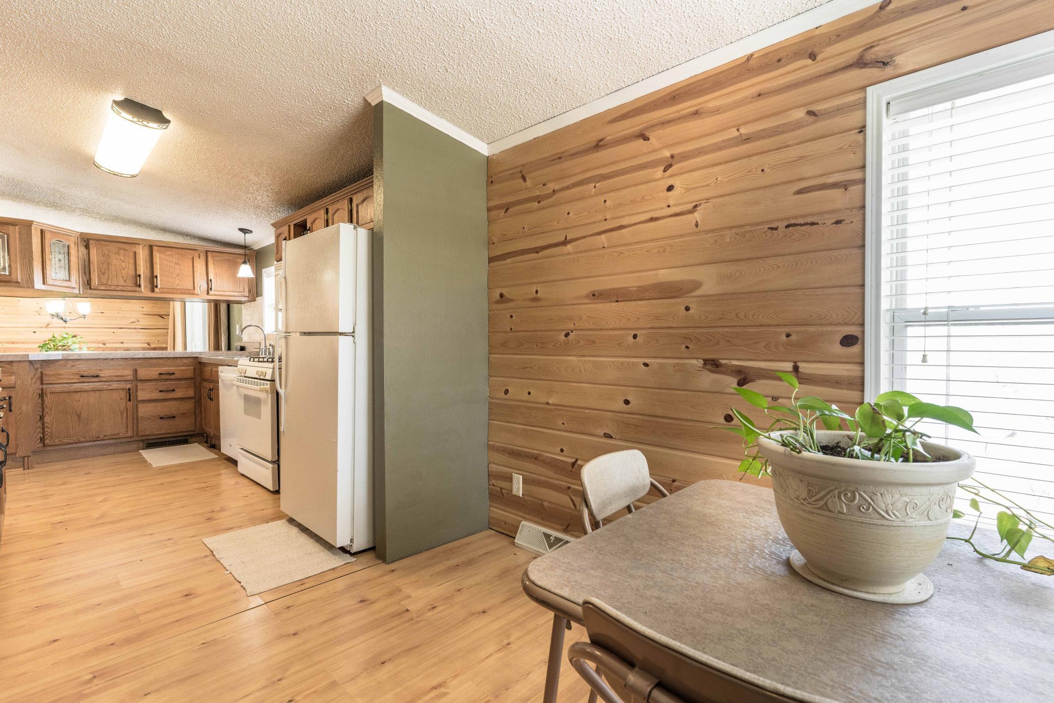 eat-in kitchen