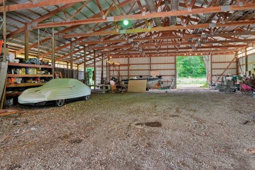 4 Retractable horse stalls, and insulated office/shop with vehicle lift