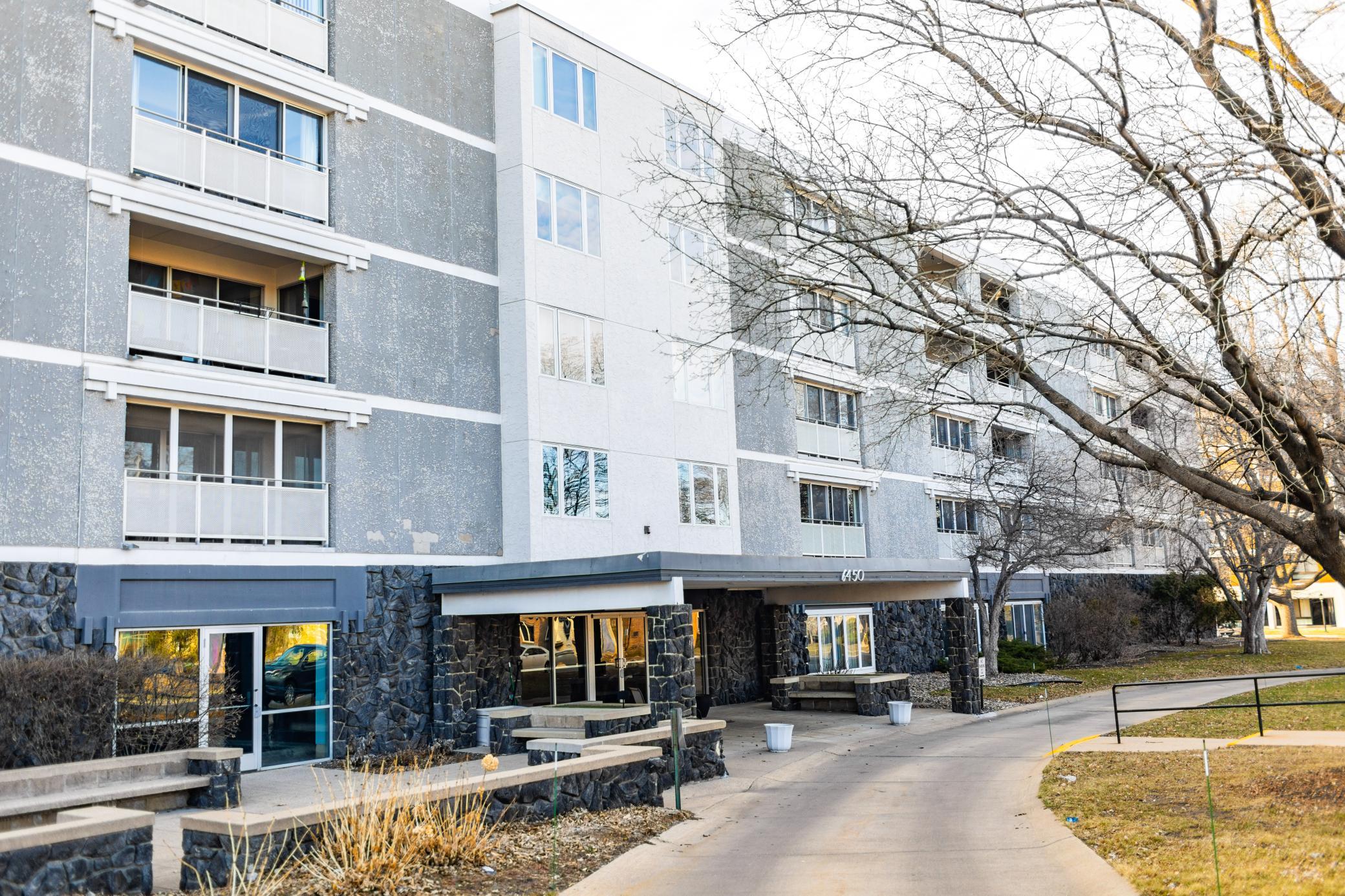 Enjoy living at The York of Edina, conveniently located just off Xerxes Ave and 64th Street. Walk to Southdale, Southdale Square, Cub, Centennial Lakes, Galleria & Target, all offering a variety of shopping and restaurants.