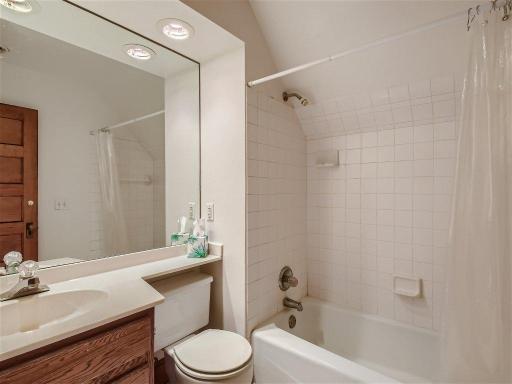 492 Holly Avenue Saint Paul MN - MLS Sized - 019 - 34 2nd Floor Bathroom.jpg