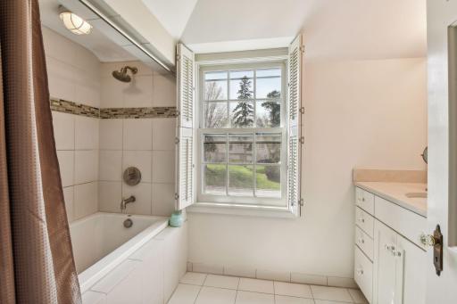 4905 Lakeview Drive, Edina, MN 55424