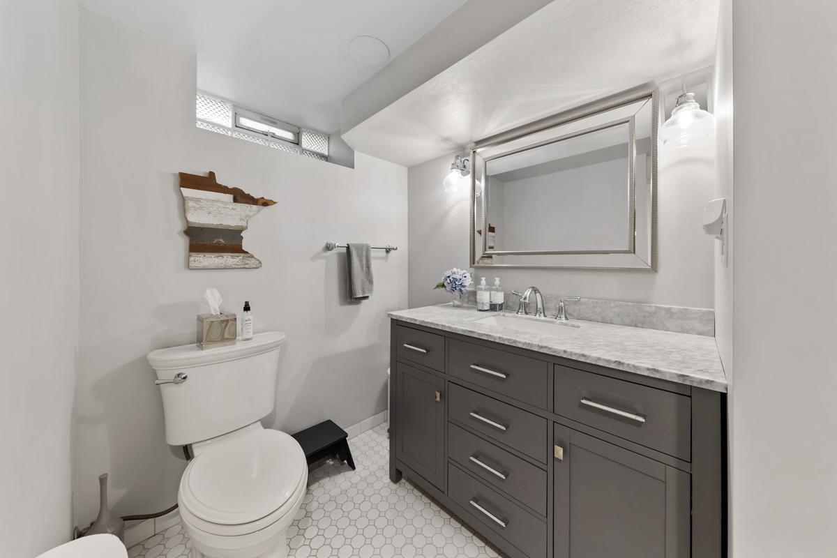 39 Bathroom_lower.jpg