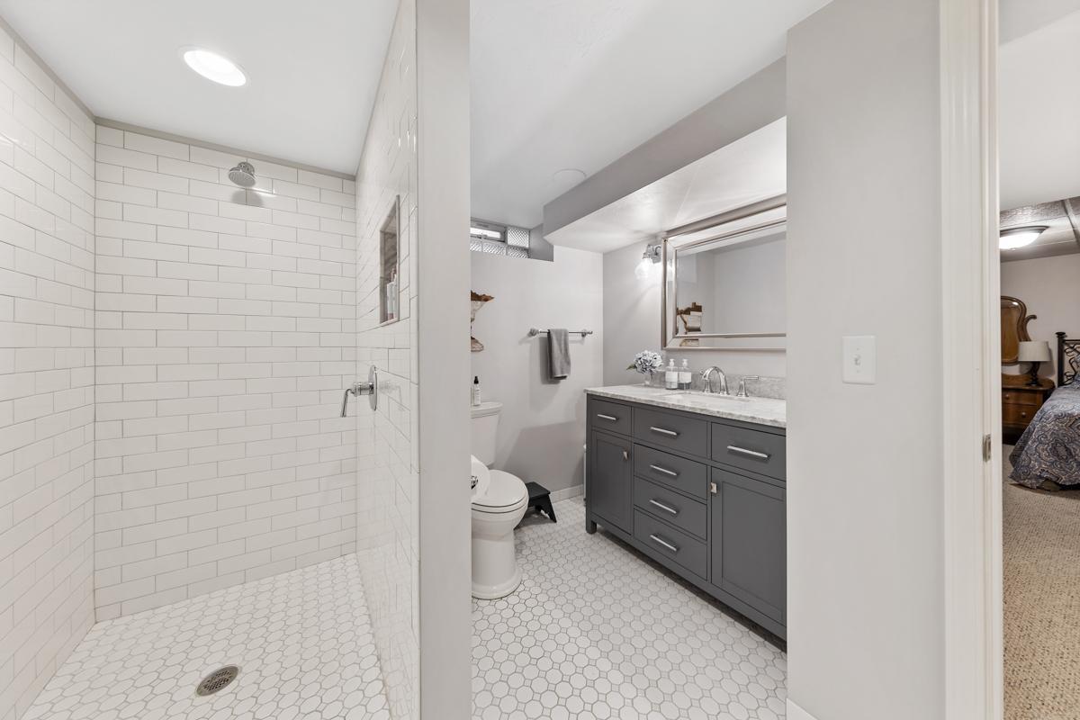 38 Bathroom_lower.jpg