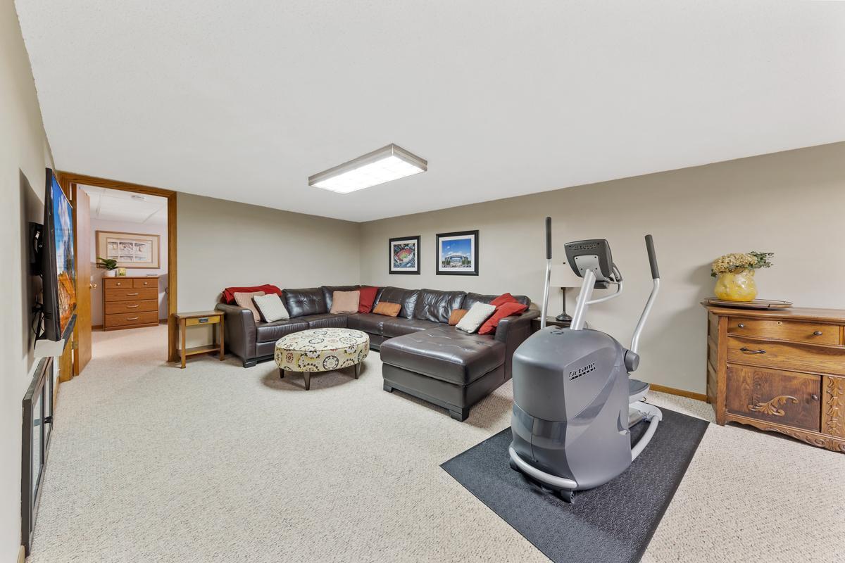 33 Family room_lower.jpg