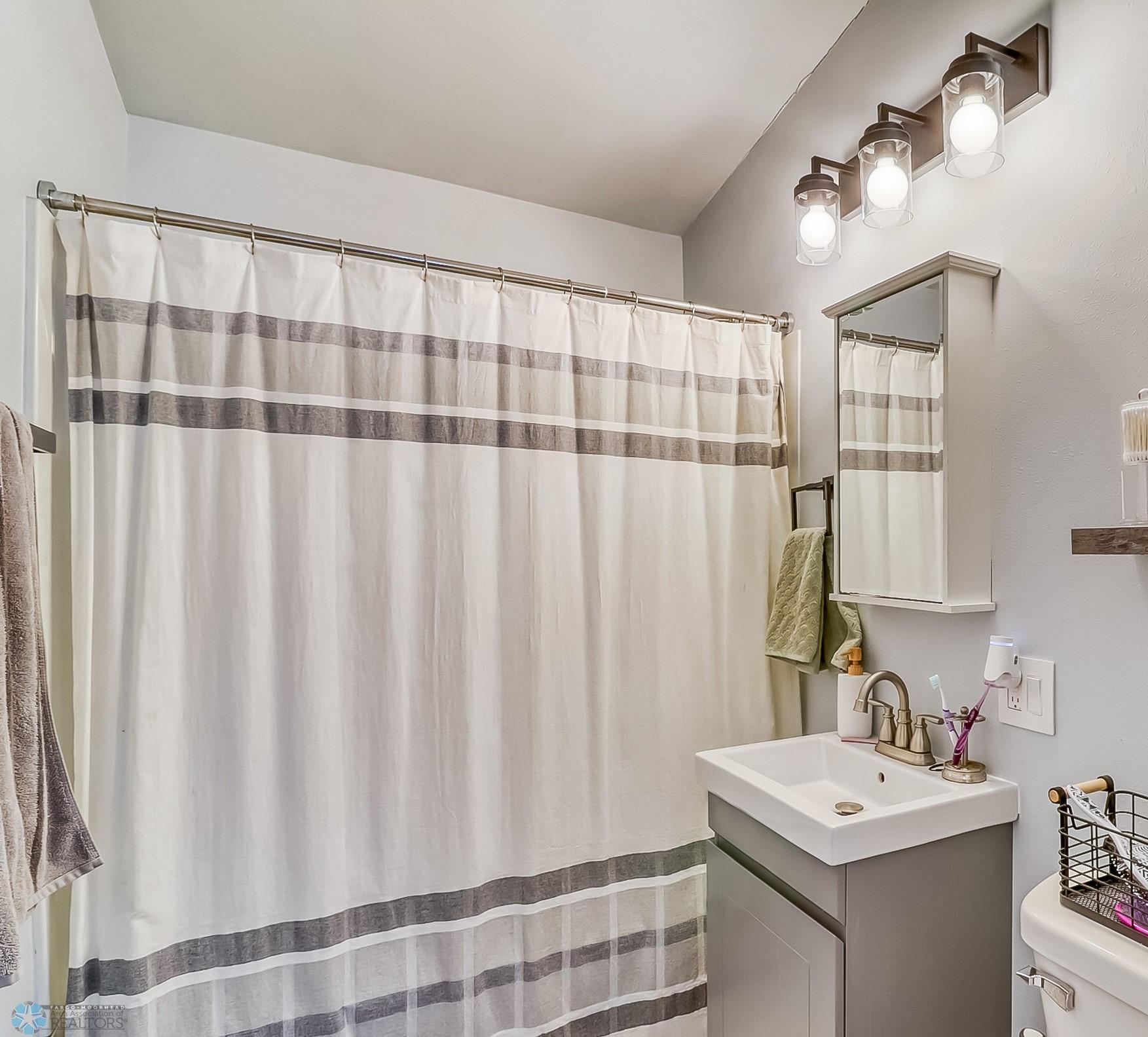 20 Full Bathroom1_1.jpg